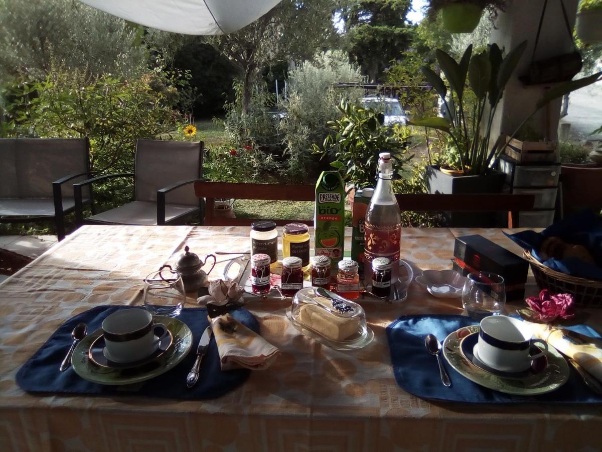 Chez Regine Et Gregoire Bed & Breakfast Marseille Exterior photo